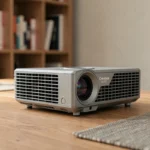 Projecteur compact Crenova VS100S posé sur un bureau en bois dans un bureau à domicile moderne