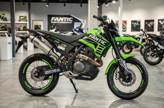 Fantic XMF 125 Competition en livrée verte et noire exposée dans une concession moto moderne