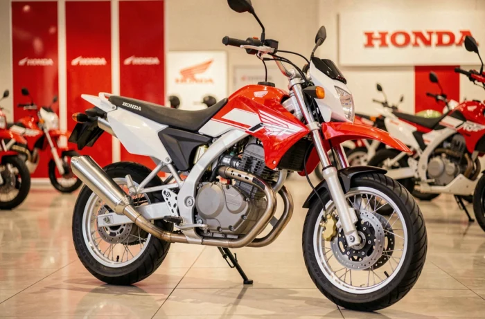 Honda CRF 125 Supermoto en livrée rouge et blanche exposée dans une concession Honda officielle