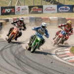 Trois pilotes de motos supermotard 125 en pleine action sur un circuit asphalté lors d'une course dynamique