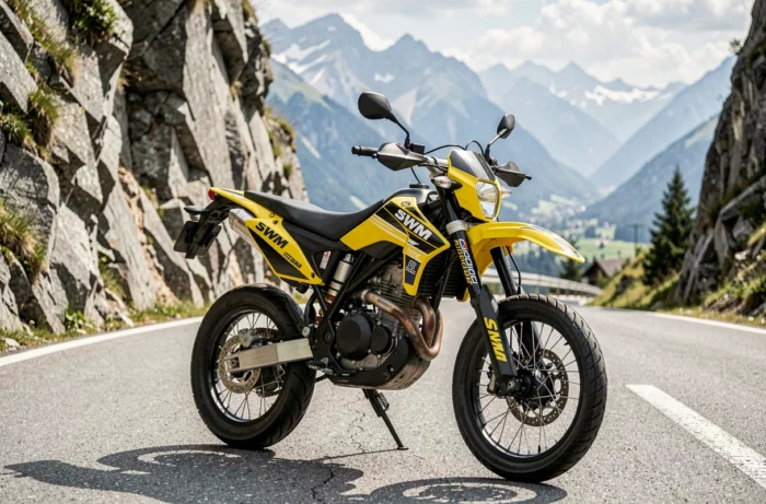 SWM SM 125 R en livrée jaune et noire sur un virage en épingle d'une route de montagne alpine